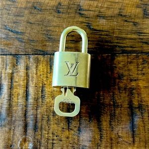 Authentic Louis Vuitton Lockset/lock and key/padlock #322